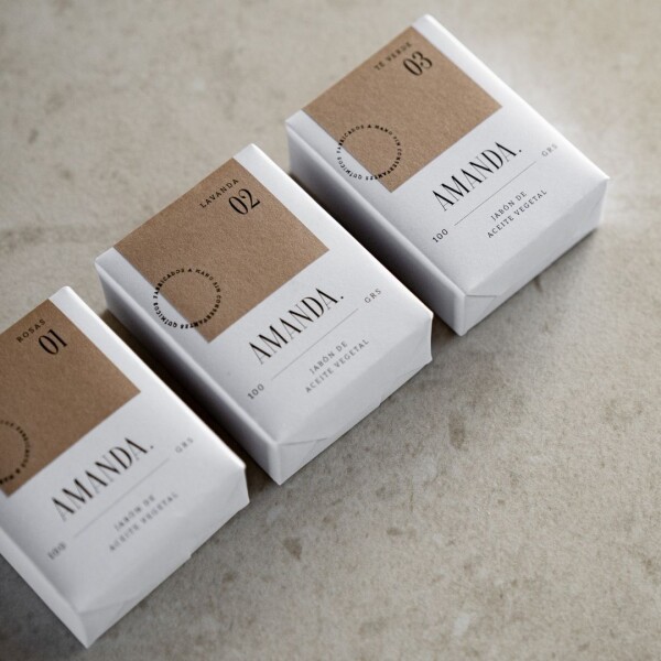 Jabón de Aceite Vegetal Amanda 100gs en bolsa de lino Jabón de Aceite Vegetal Amanda 100gs en bolsa de lino