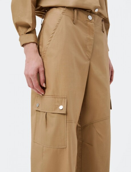 PANTALÓN RECTO CON BOLSILLOS BEIGE