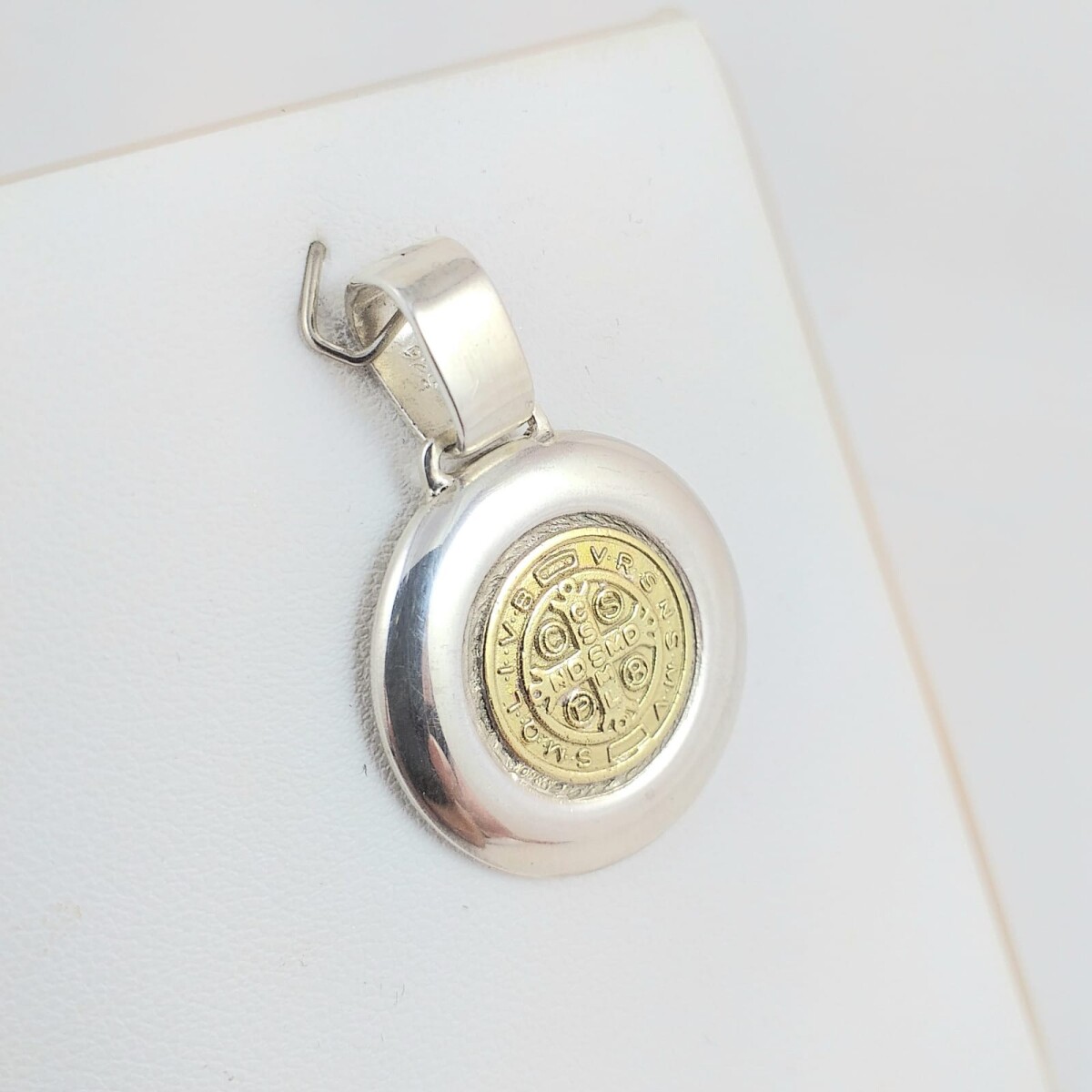 Medalla religiosa de plata 925 con detalles en double en oro 18Ktes, San Benito, diámetro 25mm. 