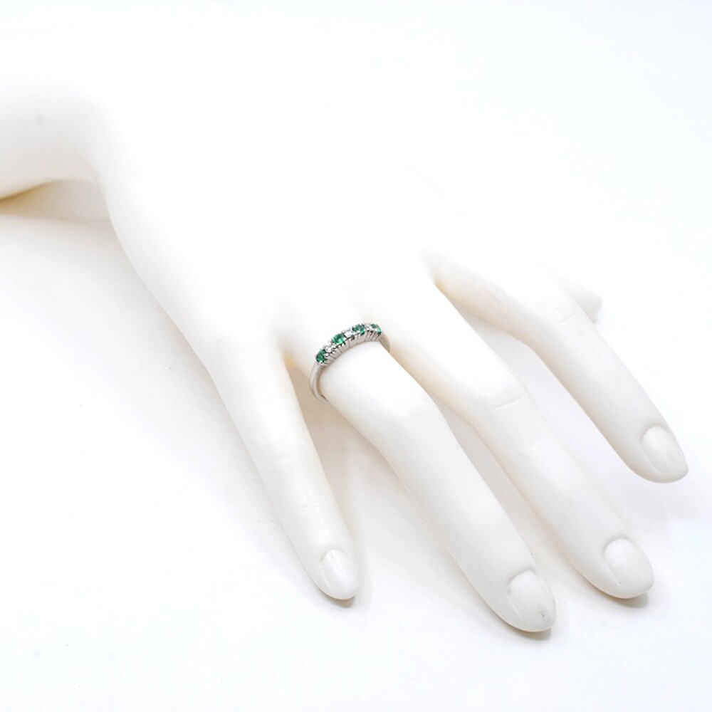 Anillo en oro 18k blanco esmeraldas y brillantes Anillo en oro 18k blanco esmeraldas y brillantes