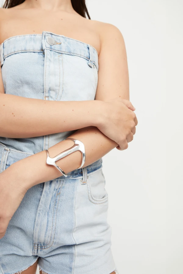 PULSERA RÍGIDA DE ALEACIÓN DE MATALES BAÑADO EN PLATA DE LEY ESTRUCTURA MANTARRAYA Pulsera