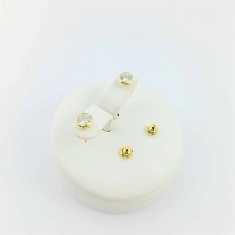 Caravanas de oro 18k con circonia engarzada a la inglesa. Caravanas de oro 18k con circonia engarzada a la inglesa.