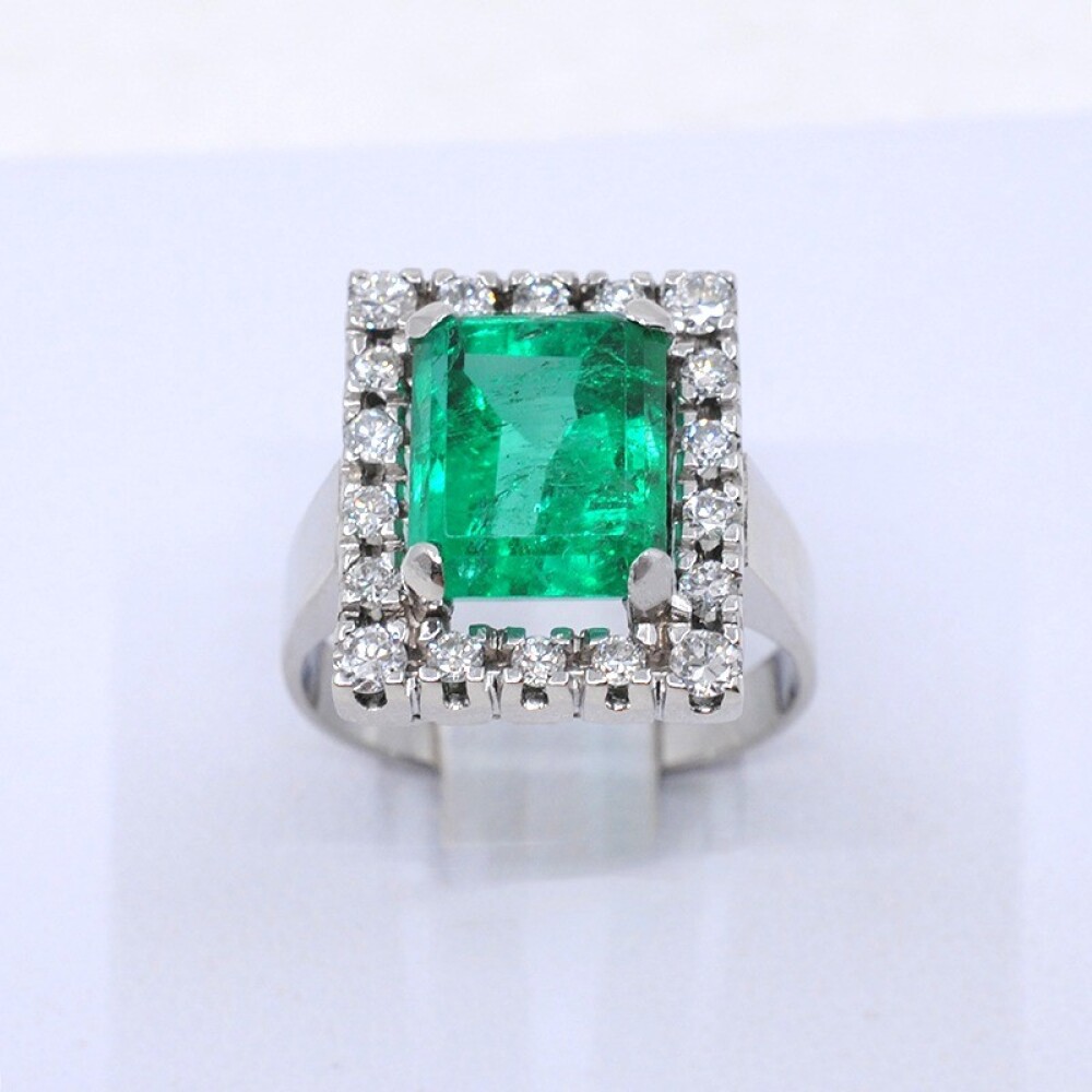 Anillo En Oro Blanco 18K Con Brillantes Y Esmeralda Anillo En Oro Blanco 18K Con Brillantes Y Esmeralda