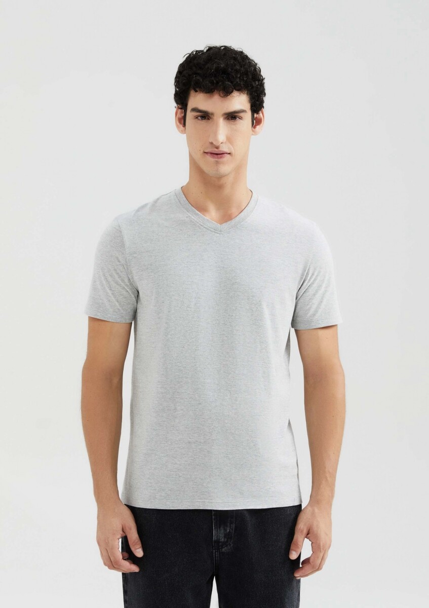 CAMISETA BÁSICA WORLD CUELLO EN V - GRIS 