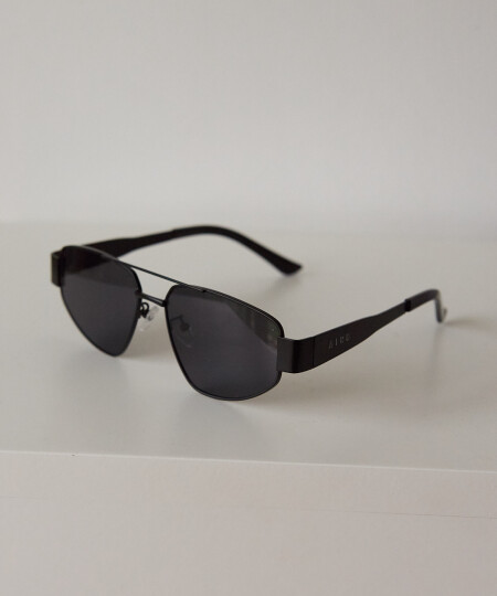 METAL TRIANGLE SUNNIES BLACK/BLACK