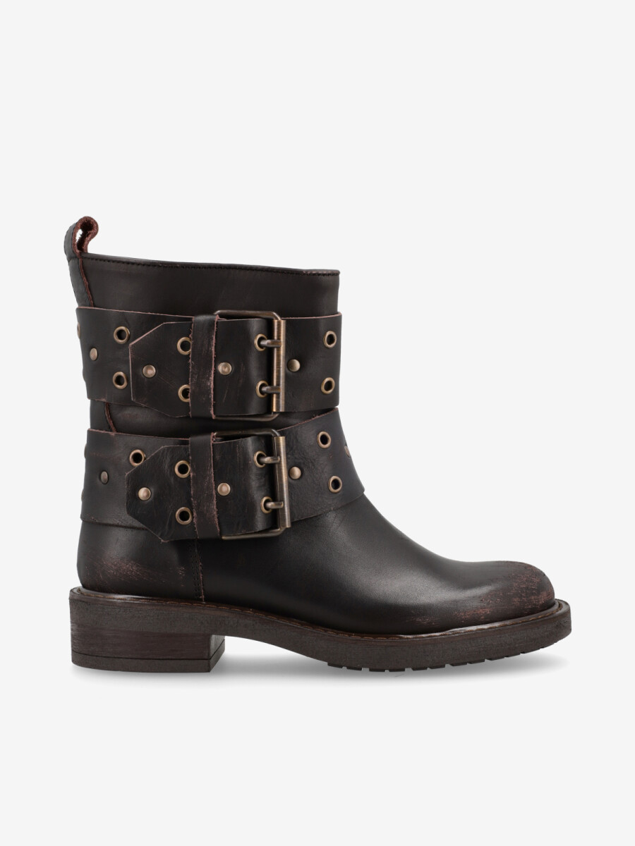 BOTA CORTA CON HEBILLA Y DETAL 