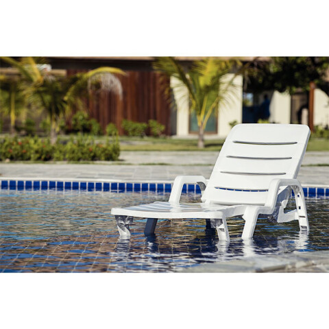 Reposera blanca en polipropileno "LEBLON" -TRAMONTINA TD0790