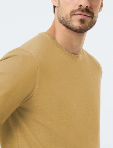 CAMISETA BÁSICA UNISSEX REGULAR WORLD MOSTAZA