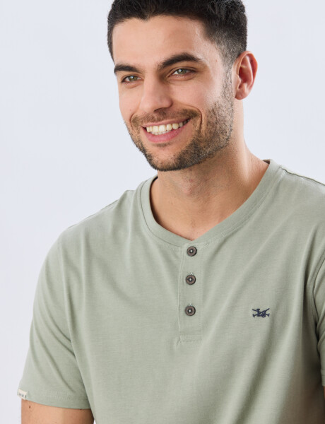 REMERA LISA DE ALGODÓN Pistacho