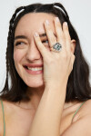 ANILLO TIPO SELLO EN ALEACIÓN DE METALES BAÑADO EN PLATA DE LEY EN FORMA DE OJO CON CRISTAL FACETADO VERDE Anillo