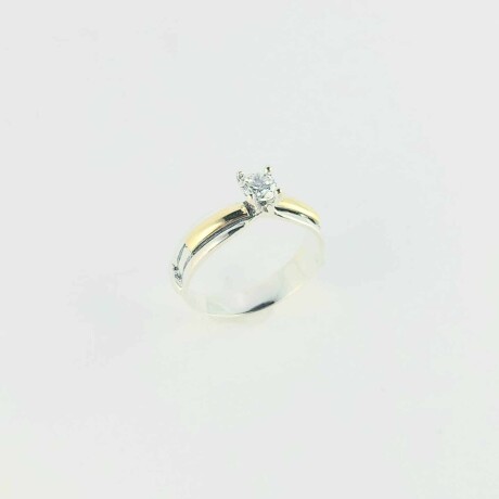 Anillo de plata 925 y double en oro 18 ktes con circonia. Anillo de plata 925 y double en oro 18 ktes con circonia.