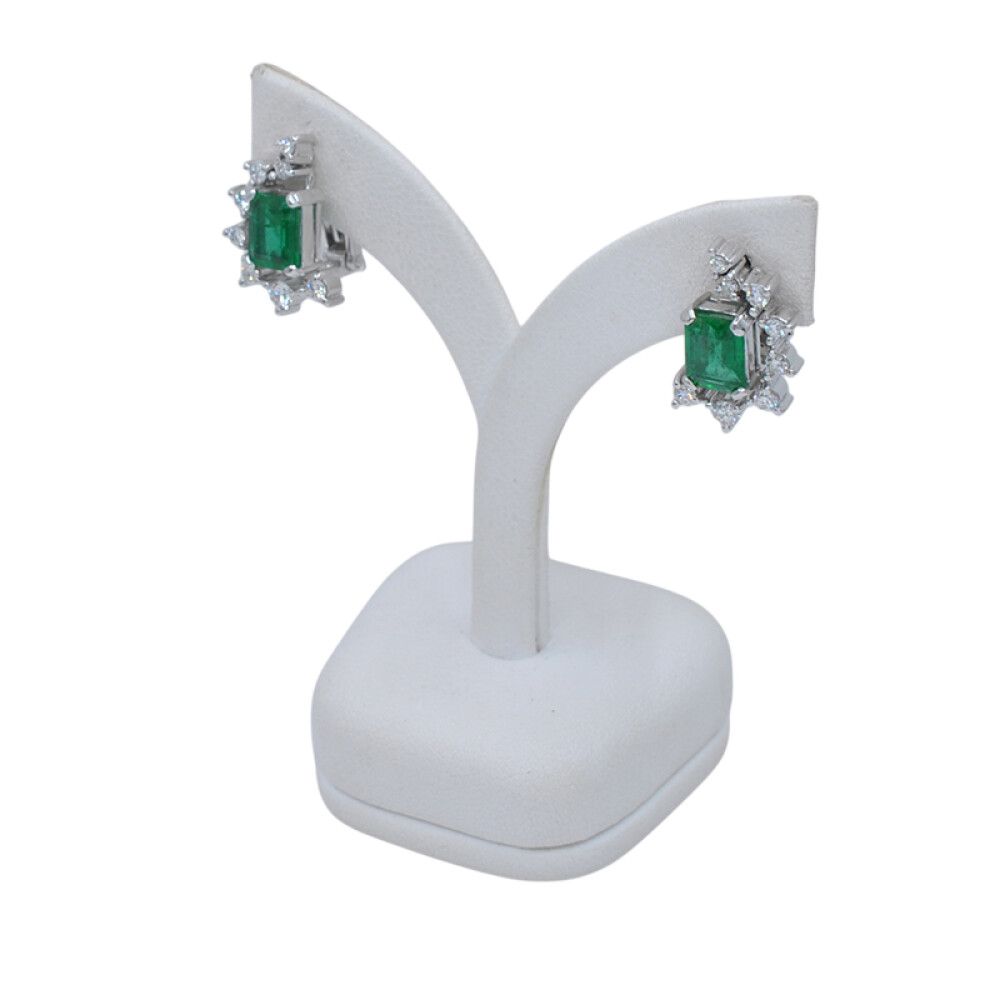 Caravanas clips en oro 18k blanco, con esmeraldas y brillantes Caravanas clips en oro 18k blanco, con esmeraldas y brillantes