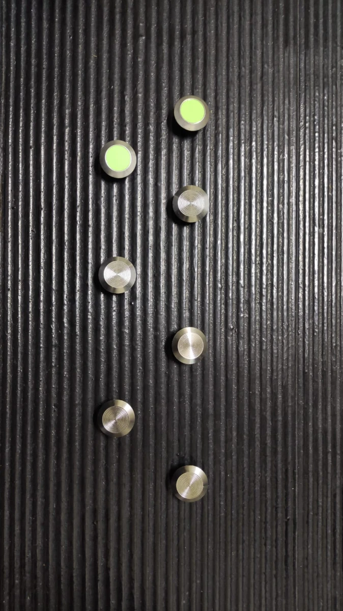 Botón Podotáctil Acero Inoxidable FOTOLUMINISCENTE con VÁSTAGO 