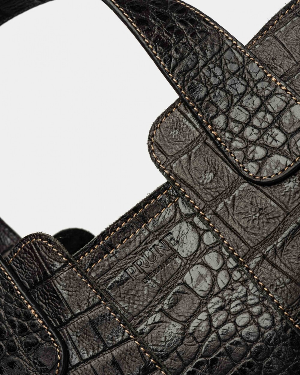 Cartera de Mano The Braided En Cuero Grabado Croco Negro