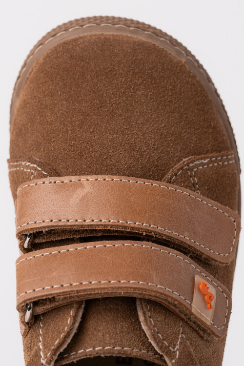 Zapatilla dos velcros serraje visón Beige