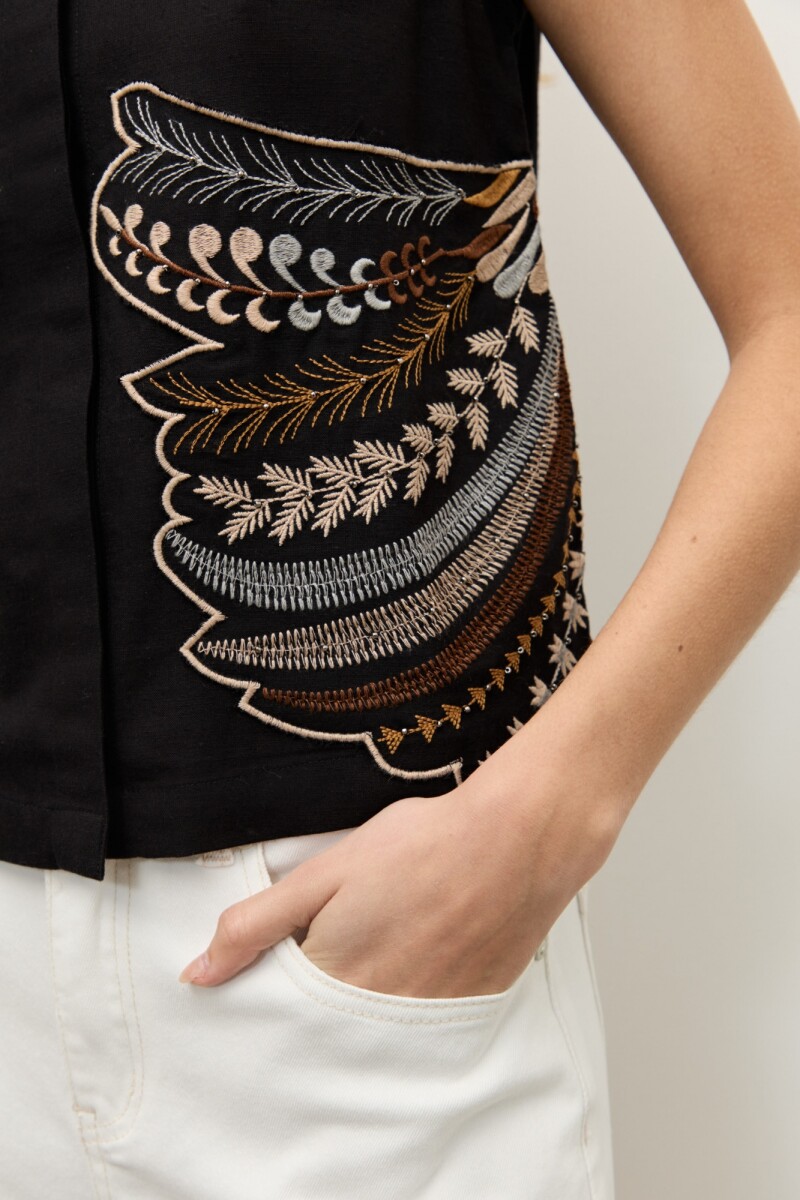 Blusa con aplique bordado negro