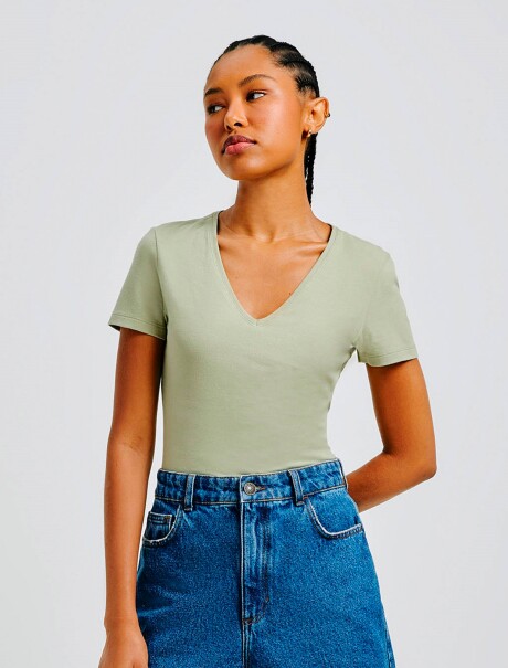 CAMISETA BÁSICA MANGA CORTA CUELLO EN V VERDE CLARO