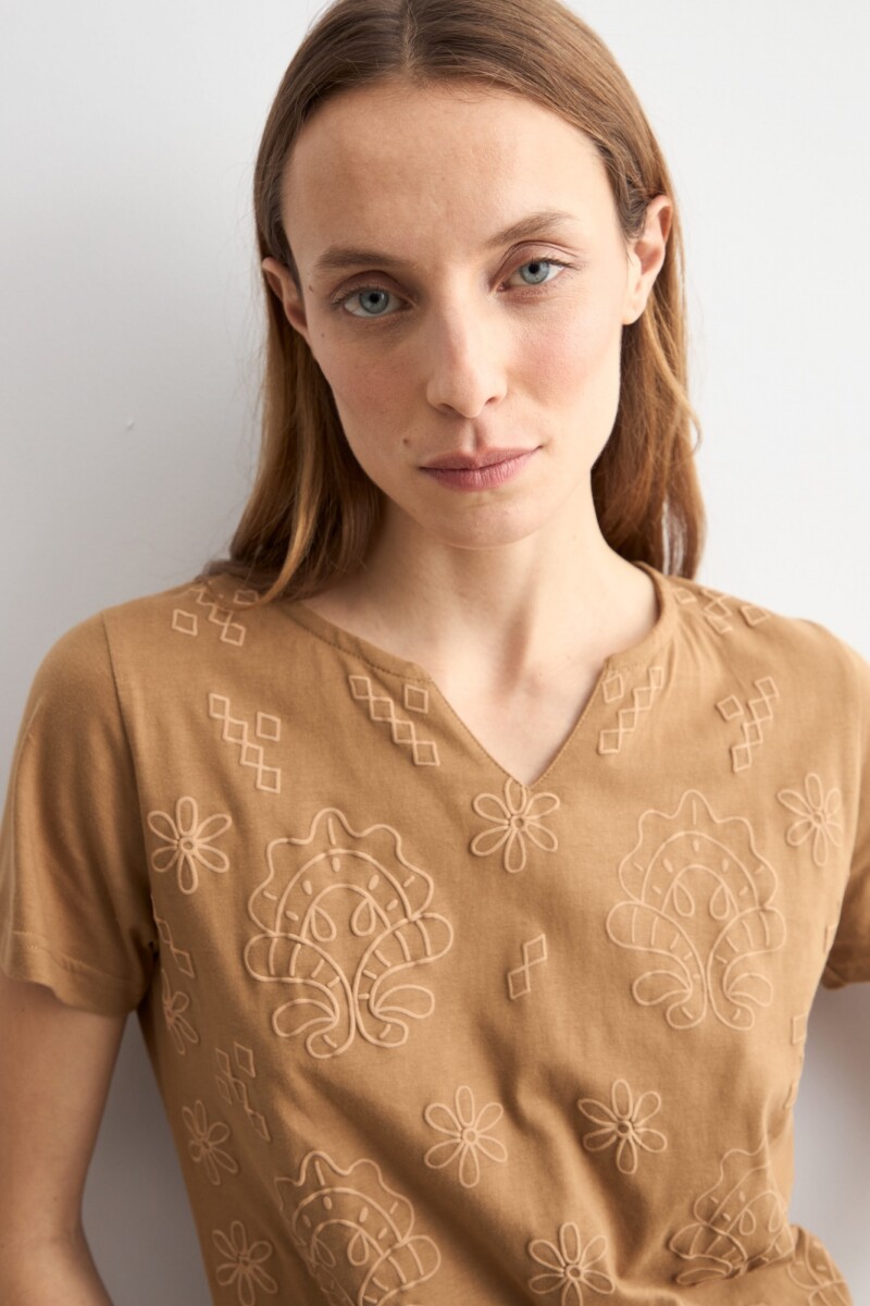 Remera puff print tostado