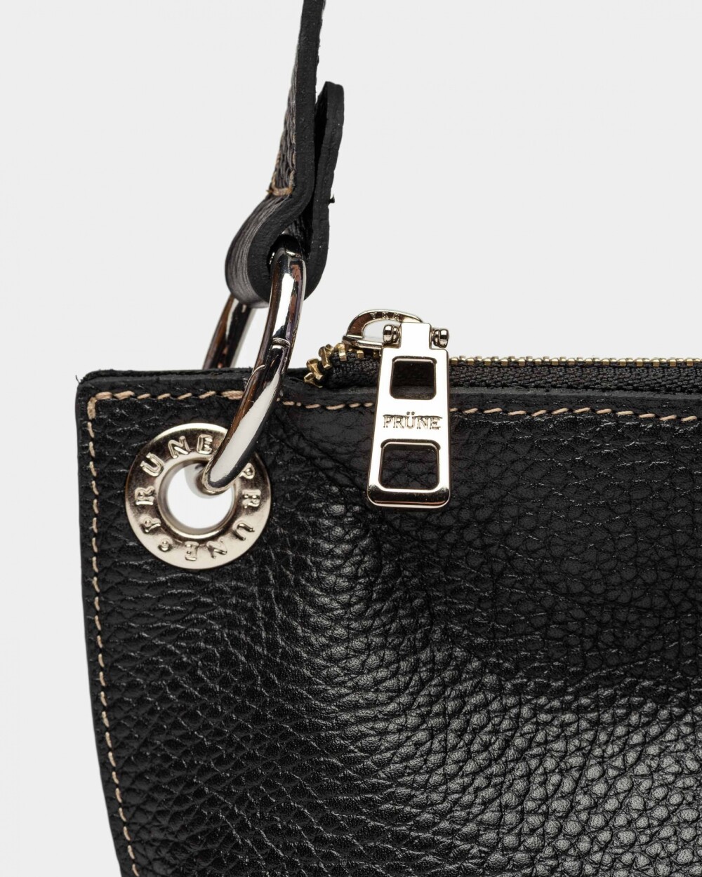 Mini bag Anya en cuero graneado Negro
