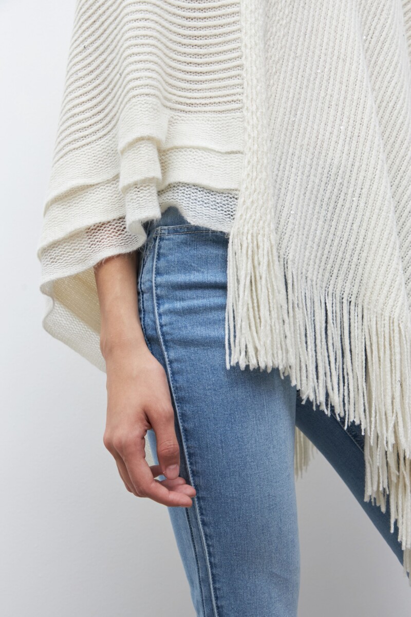 Capa tejida con flecos crudo