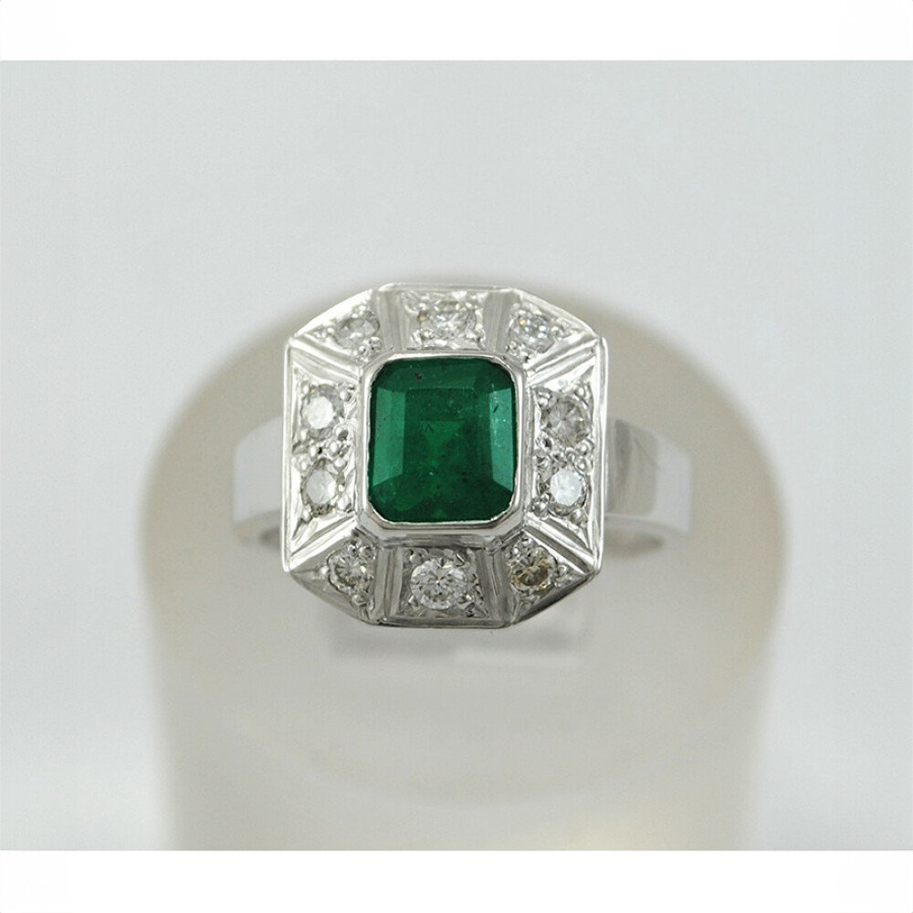 Hermoso anillo en platino con esmeralda central y brillantes Hermoso anillo en platino con esmeralda central y brillantes