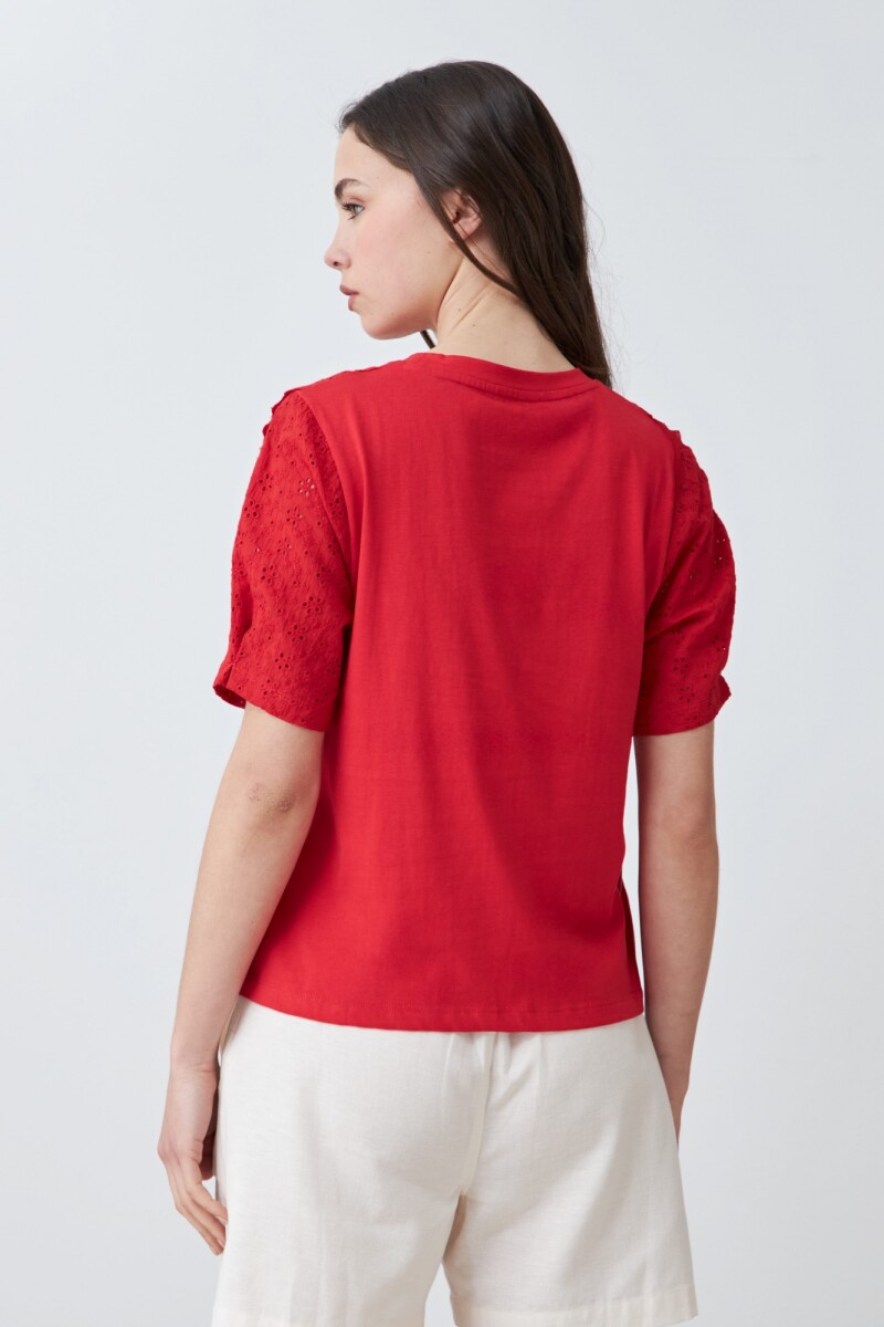 Remera con broderie rojo