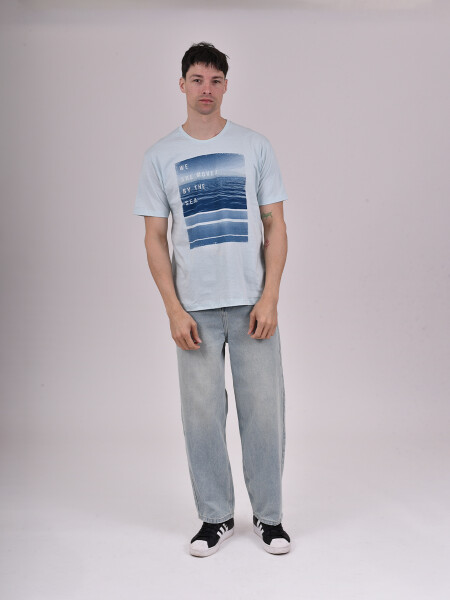 REMERA SEA CELESTE