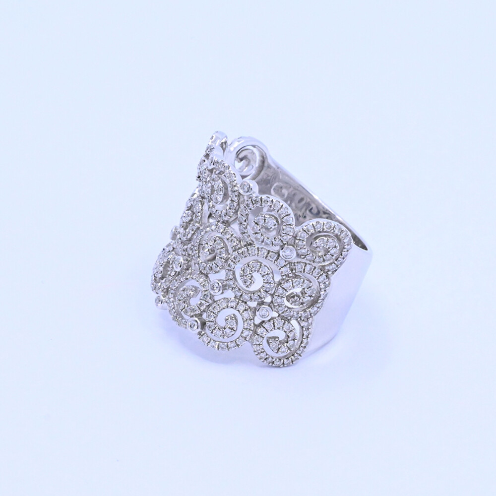 Anillo oro 14k blanco con brillantes calado ancho. Anillo oro 14k blanco con brillantes calado ancho.