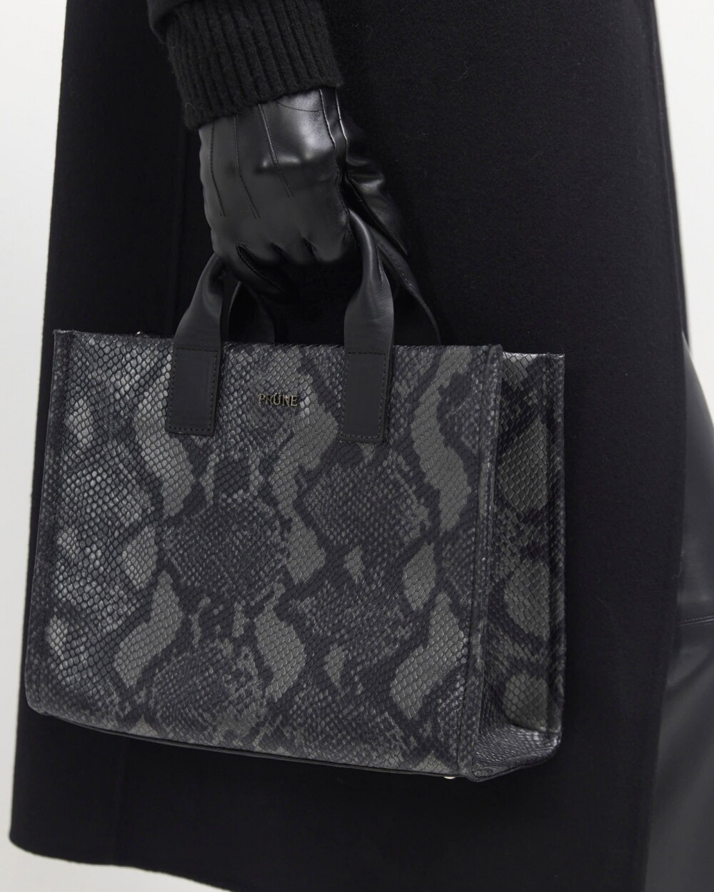 Cartera de Mano Capri En Cuero Grabado Snake Metalizado Gris