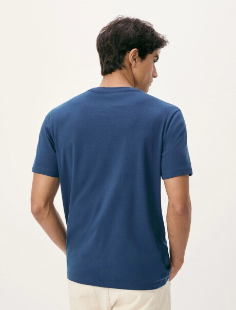 CAMISETA BÁSICA WORLD CON BORDADO AZUL