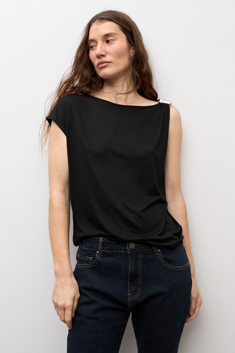 Blusa detalle metálico negro