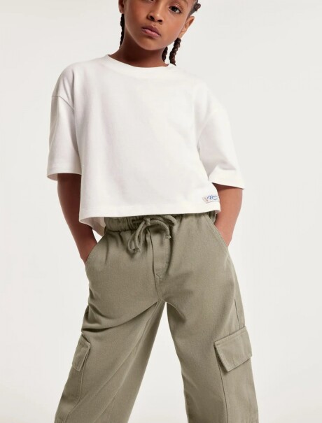 PANTALÓN INFANTIL TIPO CARGO CON CINTURA ELASTIZADA VERDE