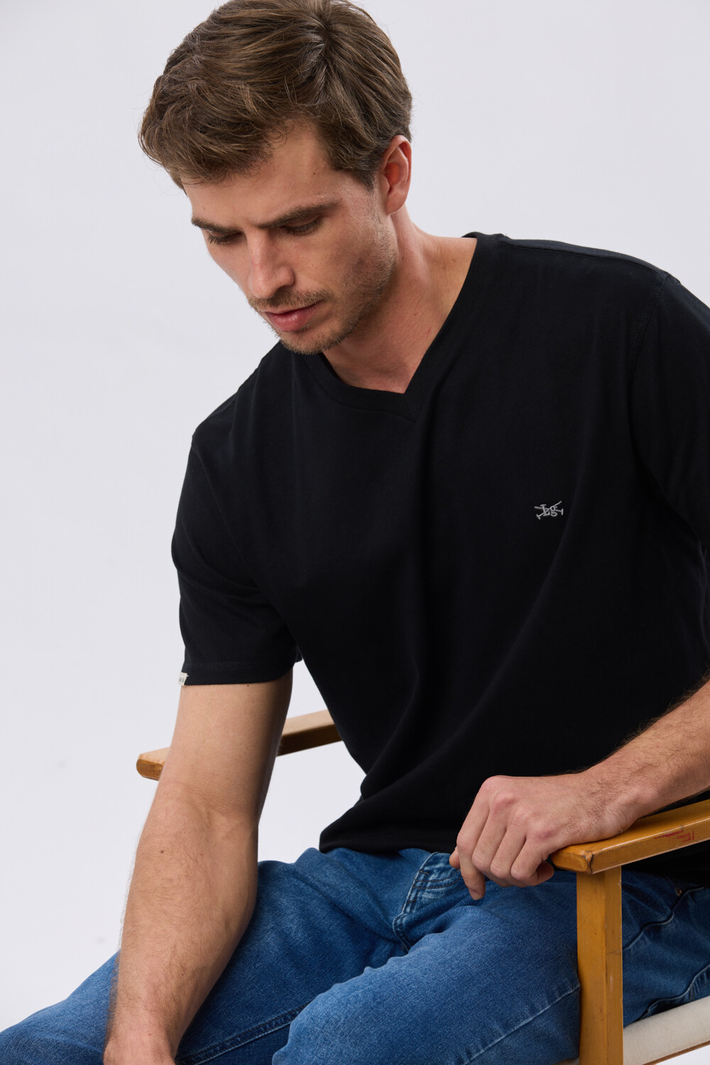 REMERA BÁSICA V DE ALGODÓN Negro