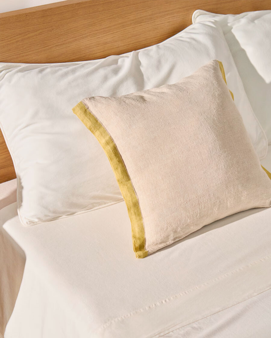 Almohadón Disea de lino beige con detalle amarillo 45 x 45 cm Almohadón Disea de lino beige con detalle amarillo 45 x 45 cm
