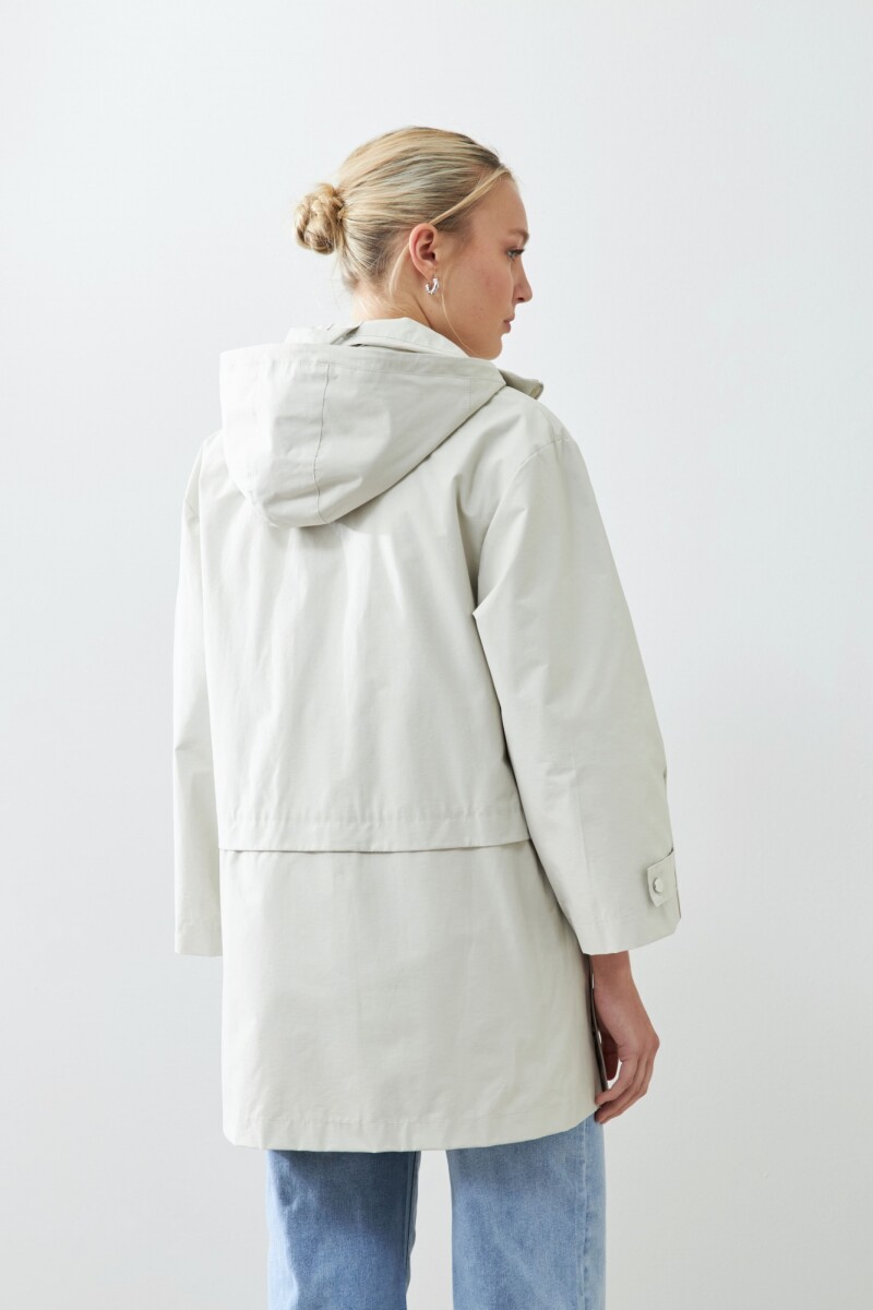 Campera impermeable con capucha plegable gris claro