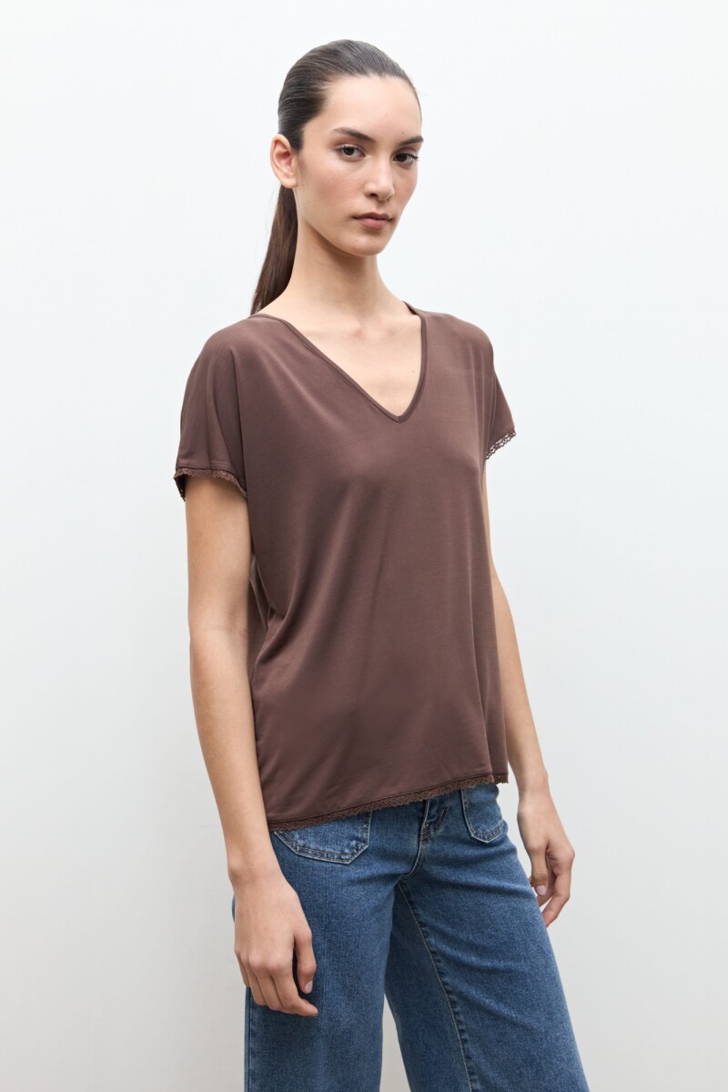 Remera con encaje chocolate