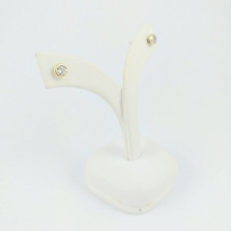 Caravanas de plata 925 con detalles de double en oro 18Ktes con circonia blanca, diámetro 5mm, perno y rosca. Caravanas de plata 925 con detalles de double en oro 18Ktes con circonia blanca, diámetro 5mm, perno y rosca.