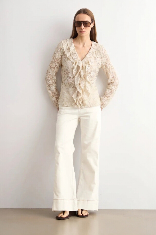 Blusa de encaje con volados beige