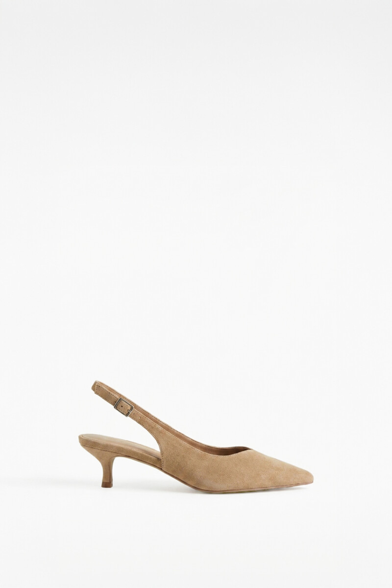 Zapato en punta simil gamuza beige