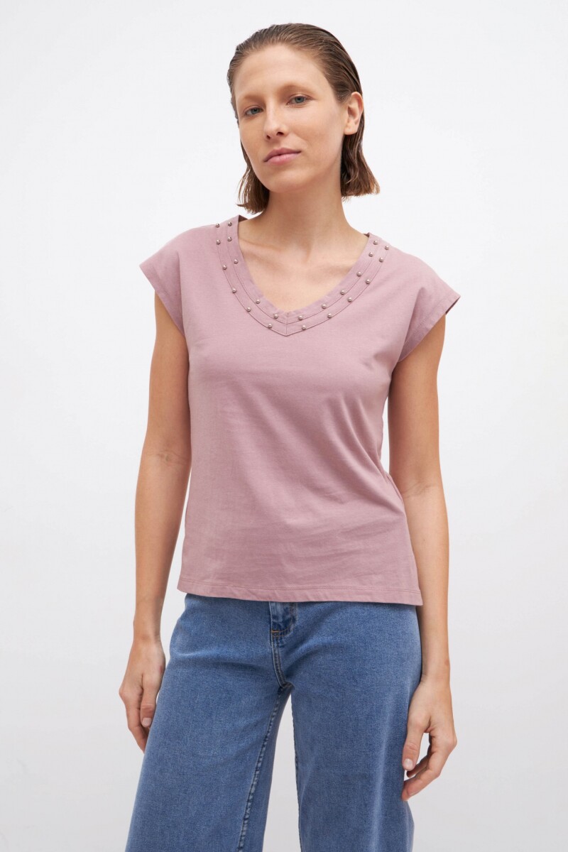 Remera escote V con tachas en escote - rosa pastel 