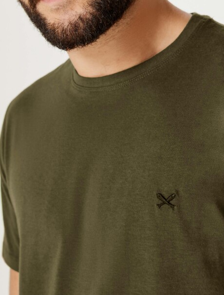 CAMISETA BÁSICA WORLD CON BORDADO VERDE MUSGO