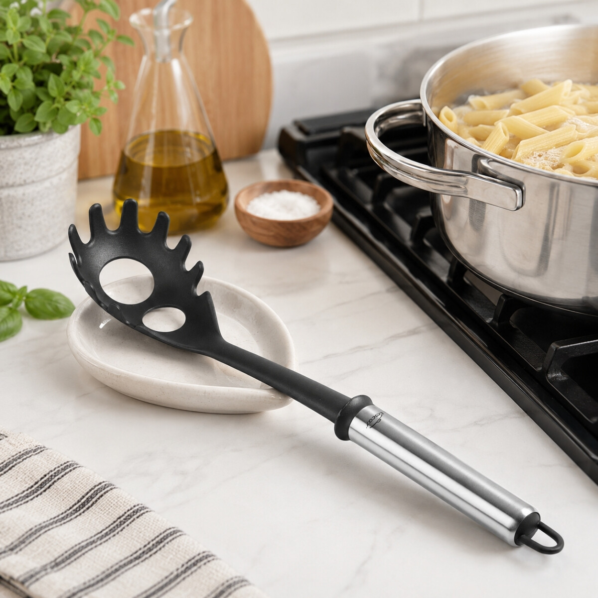 Servidor de spaguettis Due nylon c/mango inox. 