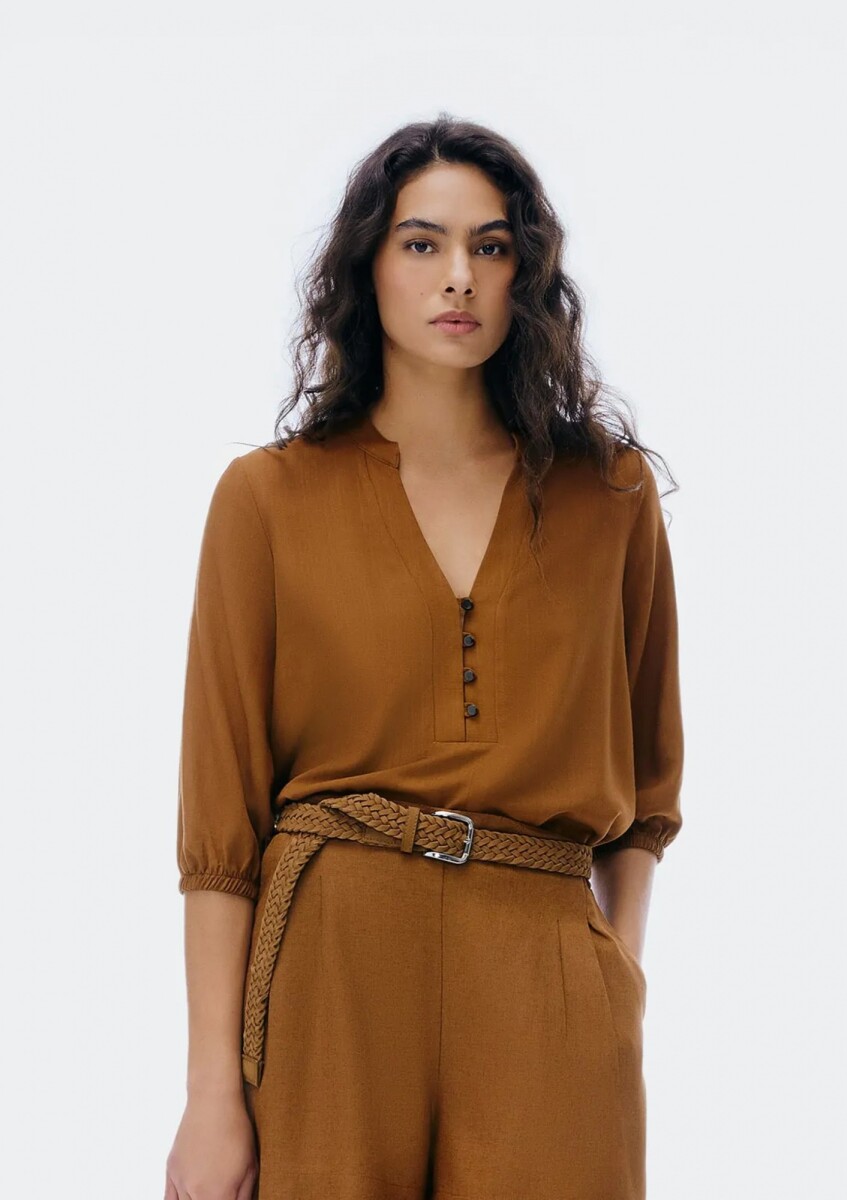 BLUSA ESCOTE V CON BOTONES - MARRÓN 