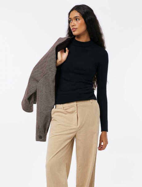 BLUSA DE MANGA LARGA, CORTE AJUSTADO Y CUELLO ALTO NEGRO