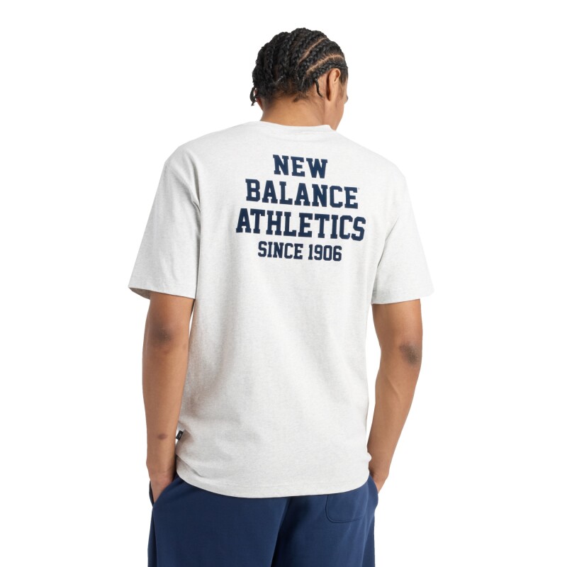 Remera New Balance de Hombre - Varsity Graphic - MT51526AHH GREY