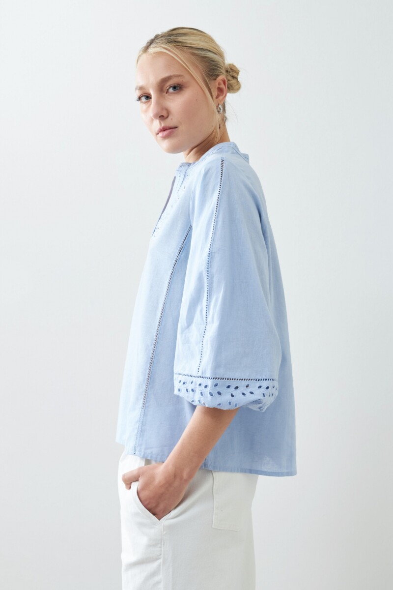 Blusa romántica bordada celeste
