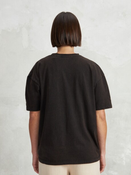 REMERA ENEBRO NEGRO