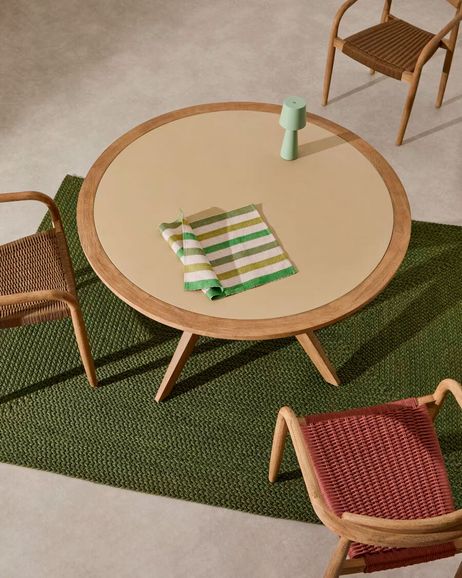 Mesa redonda Julieta de polycemento beige y madera maciza de acacia Ø 120 cm FSC 100% Mesa redonda Julieta de polycemento beige y madera maciza de acacia Ø 120 cm FSC 100%