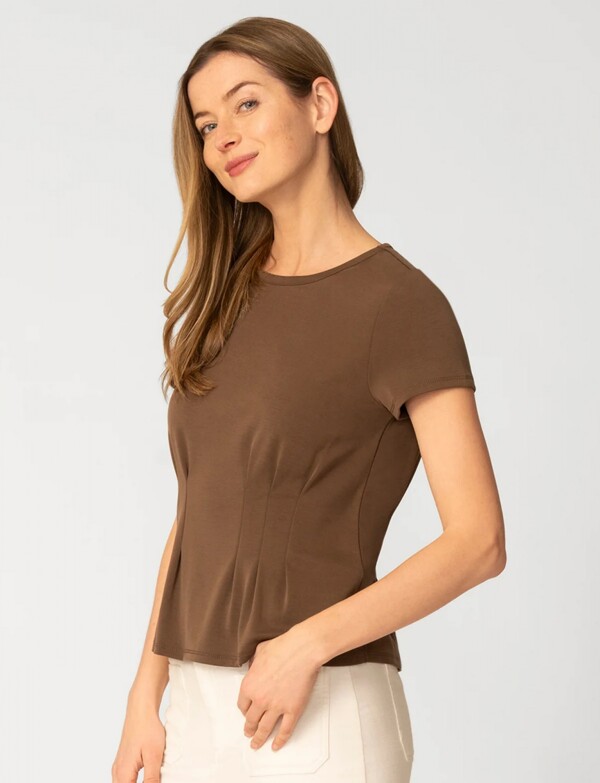 Remera Alforzas MARRON