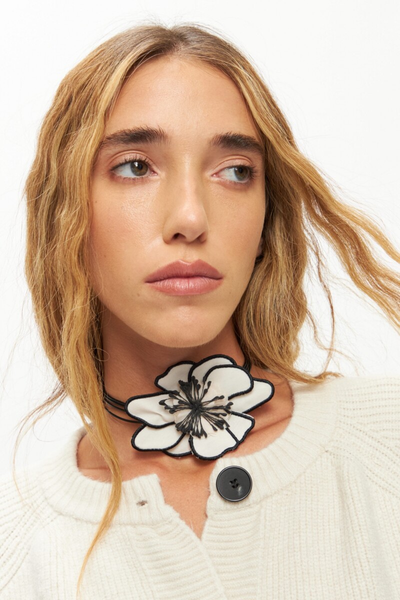Collar flor petalo tela - blanco 